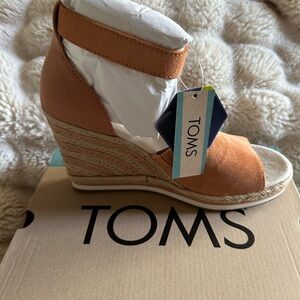 Tom’s two tone heel trend setter.